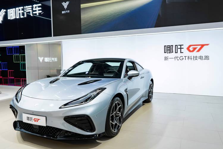 深圳1哪吒汽车在智能汽车领域的表现，领途汽车在新能源汽车市场中的影响力